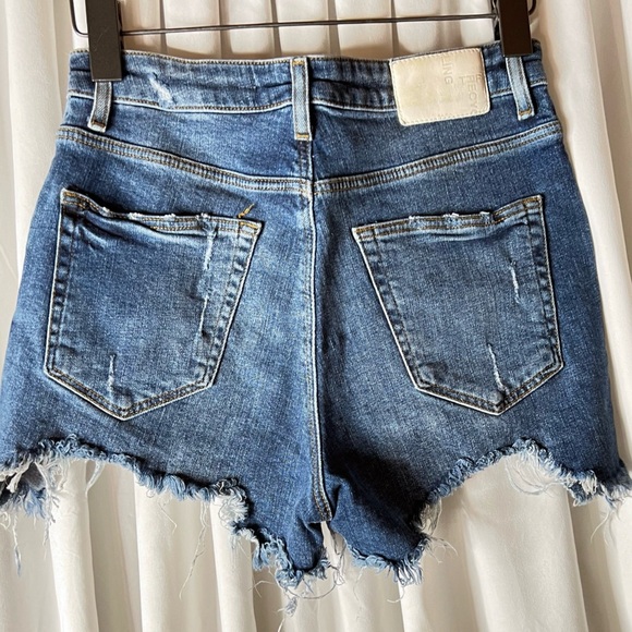Zara distressed blue denim shorts, two front pockets and two back pockets Frayed - Picture 2 of 4
